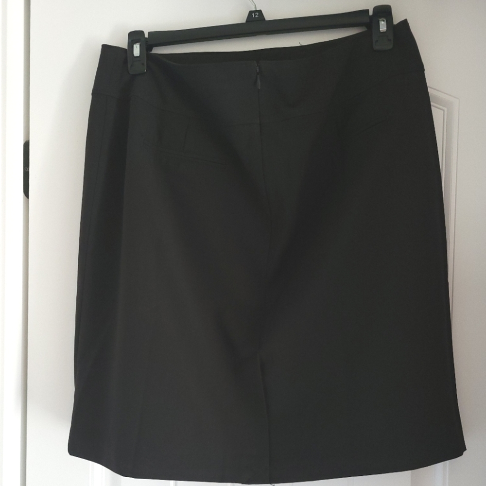 Worthington Women Black straight skirt in size 16